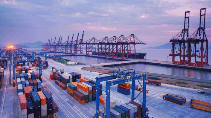 Various shipping companies cover Europe, the Mediterranean, South America, Southeast Asia, etc.